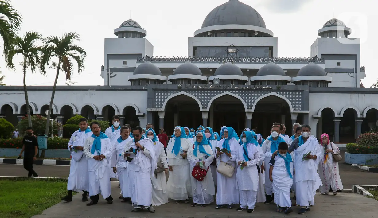 Sejumlah calon jemaah melaksanakan manasik (latihan) haji di Asrama Haji Pondok Gede, Jakarta, Senin (23/5/2022). Latihan manasik haji tersebut untuk membekali para calon jemaah haji dan umrah terkait pemahaman tata cara pelaksanaan ibadah secara mandiri ketika di tanah suci. (Liputan6.com/Herman Zakharia)