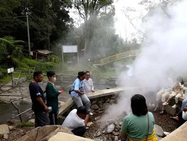 Pengunjung menikmati suasana Kawah Kamojang di Kabupaten Garut, Jawa Barat. (Kapanlagi.com/Budy Santoso)
