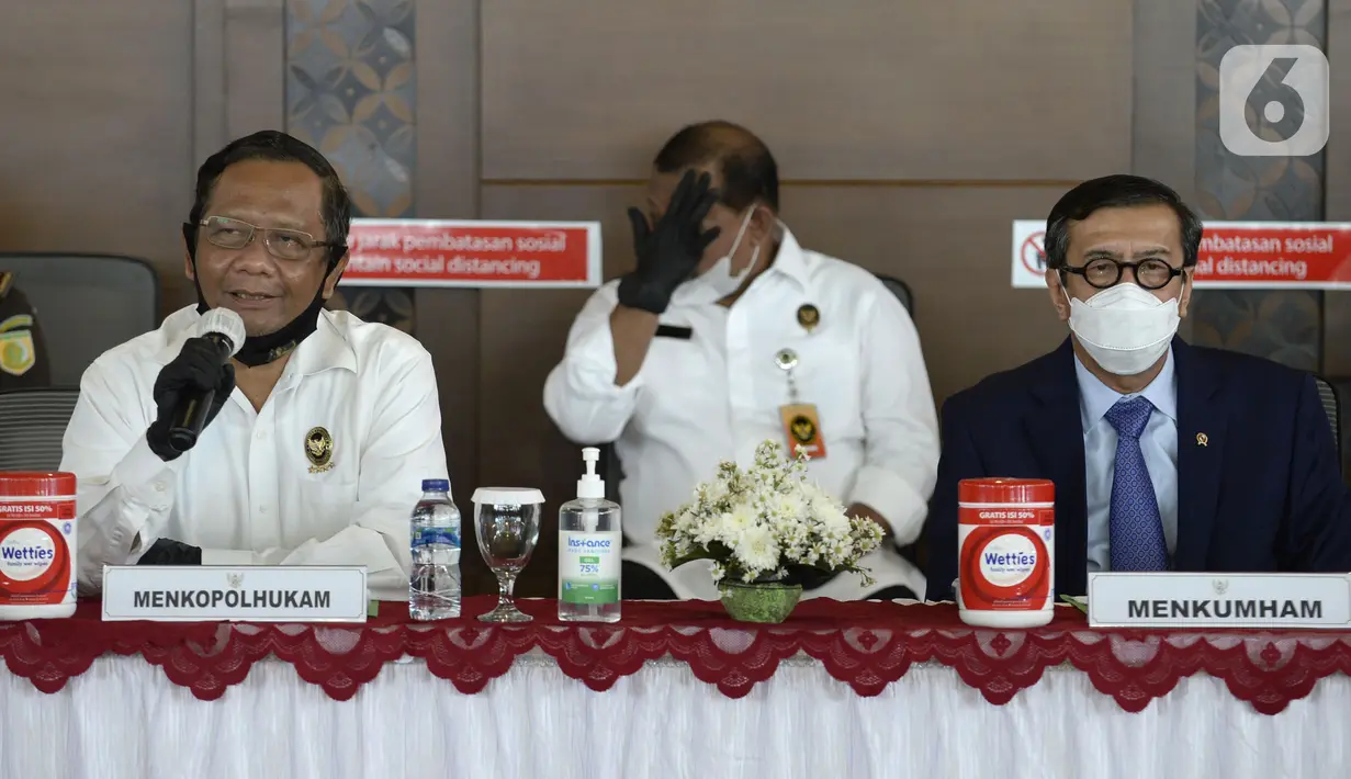 Menko Polhukam Mahfud MD (kiri) dan Menkumham Yasonna H Laoly menyampaikan keterangan terkait pemulangan buron Maria Pauline Lumowa di Bandara Soekarno-Hatta, Tangerang, Banten, Kamis (9/7/2020). Maria merupakan pembobol kas BNI Cabang Kebayoran Baru senilai Rp 1,2 triliun. (merdeka.com/Dwi Narwoko)