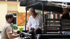 Seorang pria yang tidak mengenakan masker diangkut mobil Satpol PP di Tangerang, Kamis (14/5/2020). Pemkot Tangerang melakukan tindakan bagi pelanggar PSBB dengan membawa mereka ke kantor Kecamatan Karawaci Baru untuk dilakukan pemeriksaan cepat COVID-19 (Rapid Test). (Liputan6.com/Angga Yuniar)