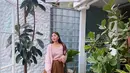 Plisket skirt cocok digunakan di situasi apapun. Padukan dengan cardigan dan top warna pastel yang selaras. (Instagram.com/lucedaleco).
