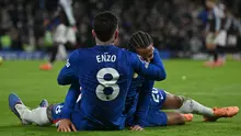 Gelandang Chelsea, Enzo Fernández (kiri), merayakan gol bersama Joao Pedro (kanan) setelah sang penyerang mencetak gol pertama tim dalam pertandingan sepak bola Liga Inggris (Premier League) antara Chelsea dan Aston Villa di Stamford Bridge, London, pada 27 Desember 2025. (Glyn KIRK / AFP)
