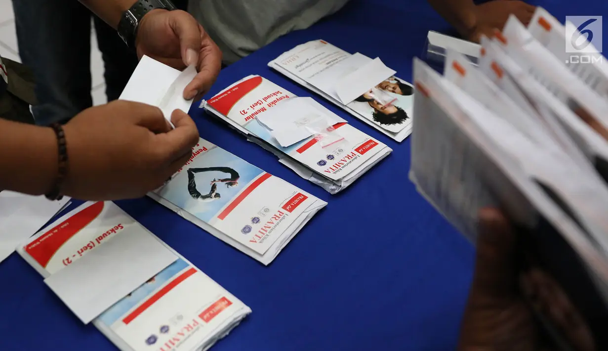 Barang bukti sabu diperlihatkan saat rilis kasus narkotika di Mapolres Jakarta Selatan, Jumat (14/7). Tersangka wanita berinisial AK (35)  ditangkap dari kawasan Tebet, Jakarta Selatan. (Liputan6.com/Immanuel Antonius)