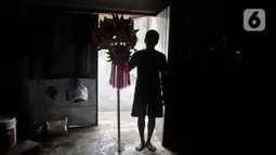 Seorang anggota Naga Merah Putih membawa kepala Liong saat akan latihan di kawasan Babakan Pasar, Bogor, Jawa Barat, Senin (17/1/2022). Latihan dilakukan untuk meningkatkan kekompakan dan kemahiran sebelum tampil dalam pementasan. (merdeka.com/Iqbal S. Nugroho)
