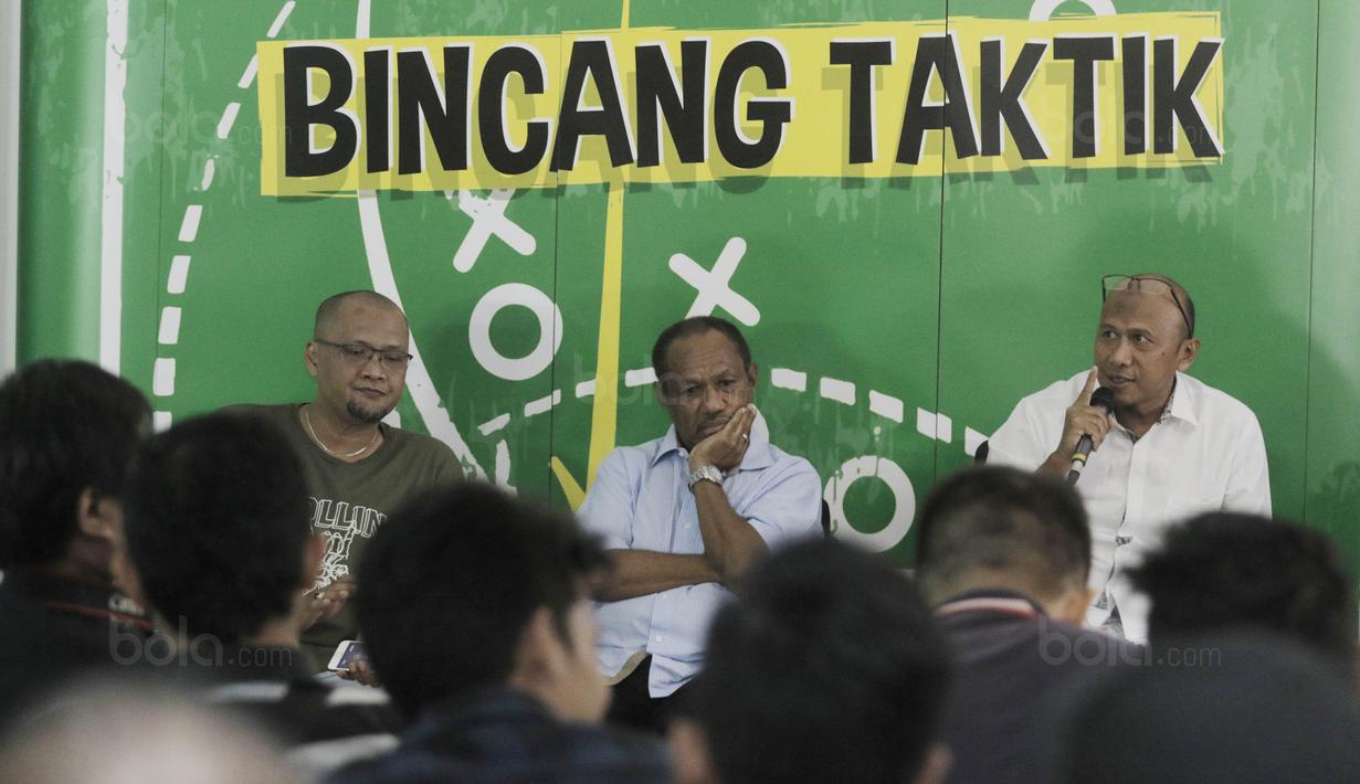 Pelatih Timnas SEA Games 2011 dan 2013, Rahmad Darmawan, saat mengisi acara diskusi Bincang Taktik di Gedung KMK Online, Jakarta, Kamis (10/8/2017). Diskusi mengangkat tema "Mengembalikan Tradisi Emas Sepak Bola SEA Games". (Bola.com/M Iqbal Ichsan)