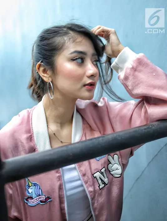 Penyanyi Ghea Youbi berpose saat ditemui di kawasan Tandean, Jakarta, Rabu (17/7). Ghea Youbi membantah jika lagunya yang berjudul "Gak Ada Waktu Beib" menjiplak lagu "Lagi Syantik" yang dinyanyikan Siti Badriah. (Liputan6.com/Faizal Fanani)