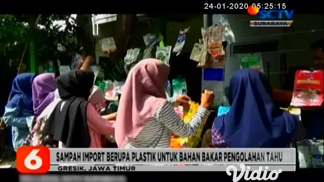 Dalam kesempatan itu, Nina menyerahkan surat protes terkait impor plastik yang ditulis tangan, beserta lebih dari 200 tanda tangan petisi teman-teman yang mendukungnya.