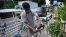 Jalan Raya Parung-Gunung Sindur, Bogor, Jawa Barat, Jumat (21/08/2020). Rakitan pipa PVC hidroponik dan ditambah mesin pompa air dijual dengan harga Rp 475 Ribu hingga Rp 1.3 Juta tergantung ukuran. (merdeka.com/Dwi Narwoko)