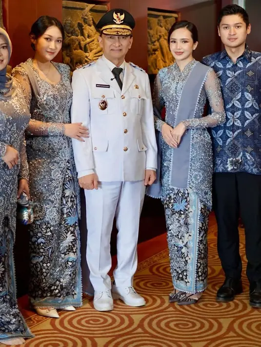 <p>Dimyati Natakusumah, resmi dilantik sebagai Wakil Gubernur Banten. Saat pelantikan ia pun didampingi keluarga intinya, termasuk menantu artisnya, Beby Tsabina. [@bebytsabina]</p>
