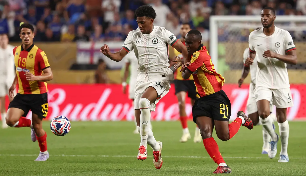 Pemain Chelsea, Josh Acheampong (tengah) menggiring bola dibayangi pemain El Tunis, Abdramane Konate dalam laga lanjutan Grup A Piala Dunia Antarklub 2025 di Lincoln Financial Field stadium, Philadelphia, Amerika Serikat, Rabu (25/06/2025) WIB. (AFP/Franck Fife)
