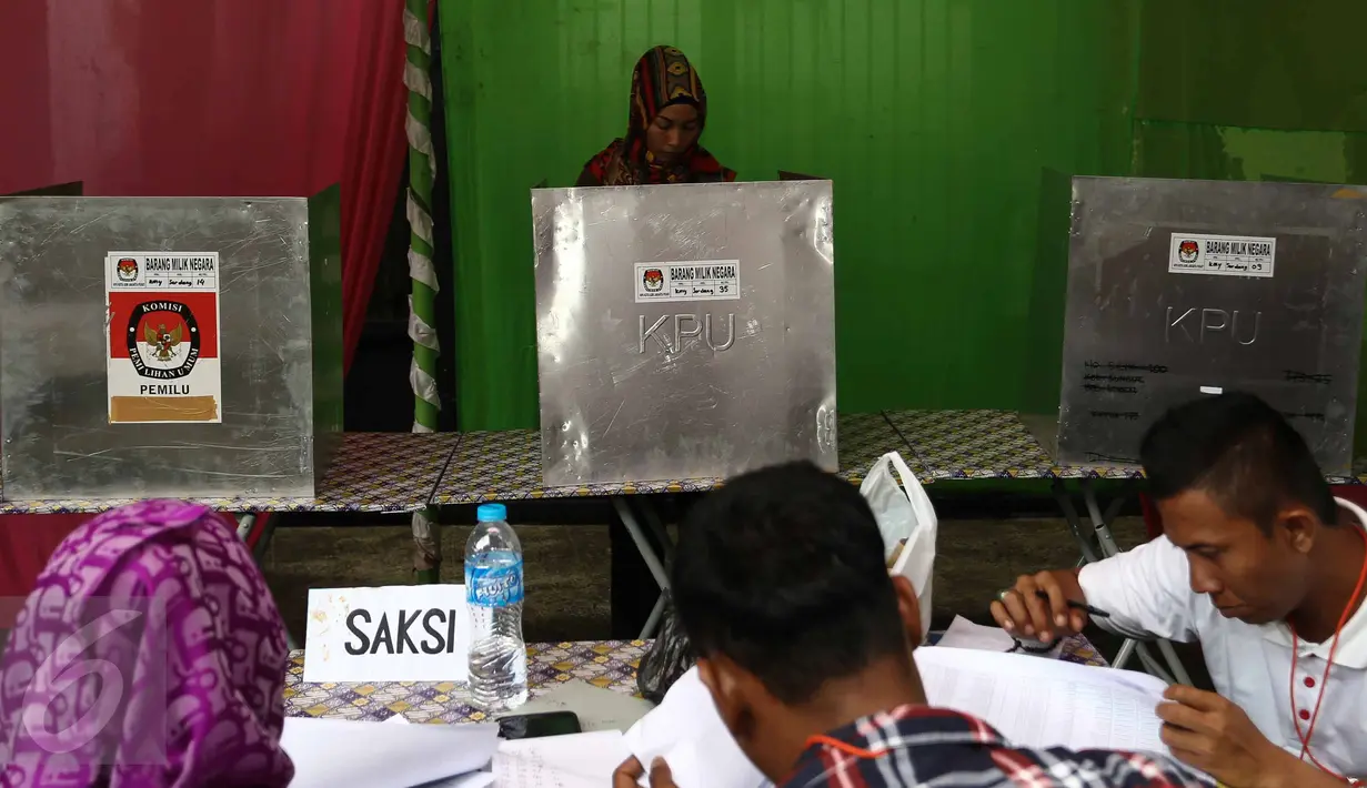 Seorang warga mencoblos ulang di TPS Utan Panjang, Jakarta, Minggu (19/2). Kelimanya diduga menggunakan formulir C6 yang bukan miliknya untuk memilih pasangan calon gubernur dan wakil gubernur DKI Jakarta. (Liputan6.com/Faizal Fanani)