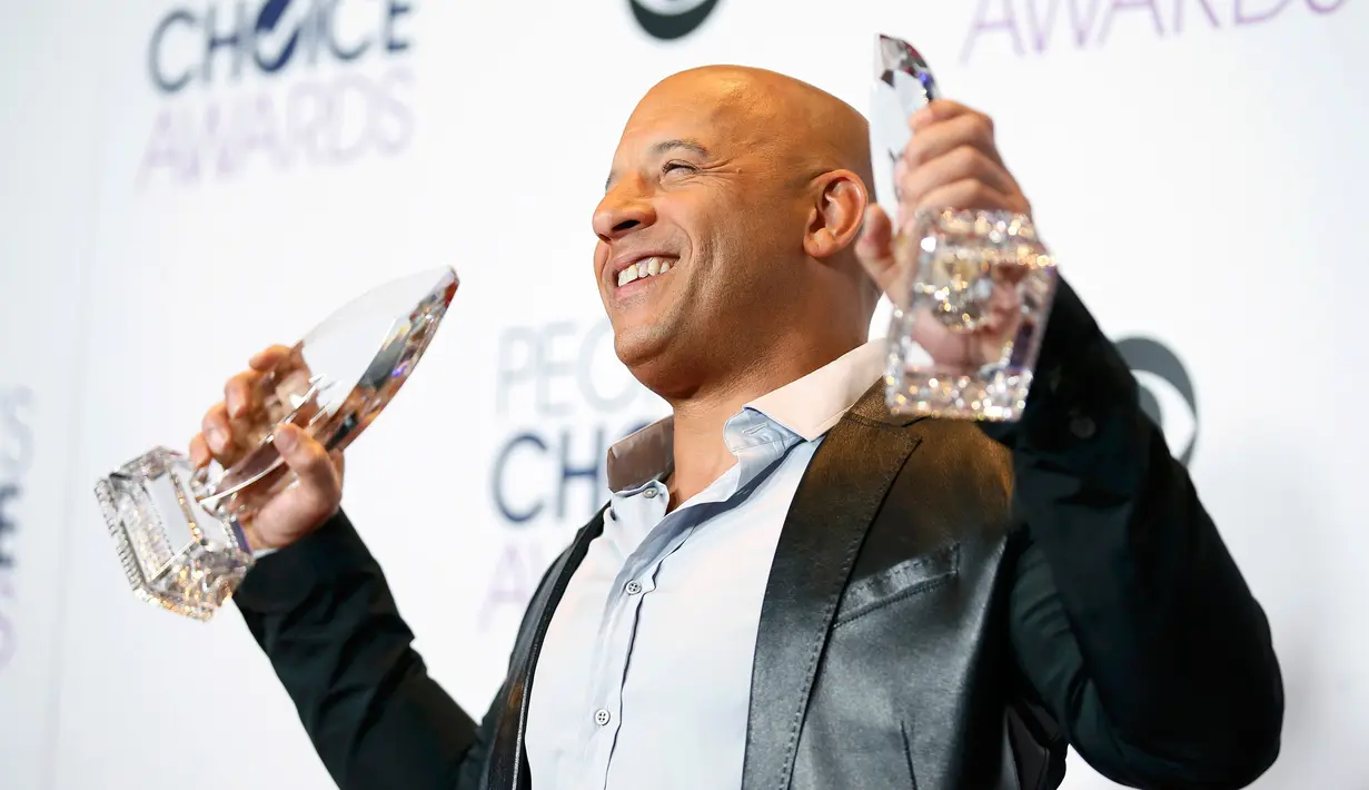 Senyum semringah Vin Diesel saat berpose dibelakang panggung usai mendapat dua penghargaan untuk Film Favorit dan aksi film favorit Film di "Furious 7" dalam People's Choice Awards 2016, Los Angeles (6/1/2016). (REUTERS/Danny Moloshok)  