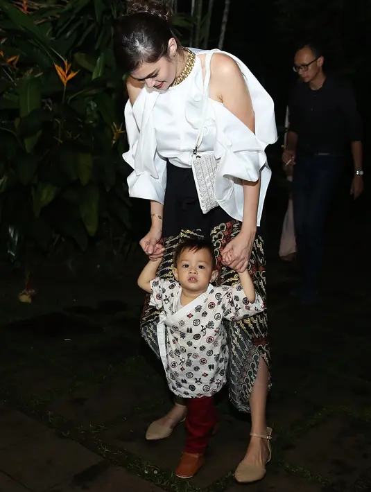 Menghargai keputusan sang istri, Ringgo pun menyerahkan semuanya pada Sabai. Ringgo mengatakan banyak hal lain yang ingin dilakukan Sabai sebelum dikaruniai anak keduanya nanti. (Bambang E.Ros/Bintang.com)