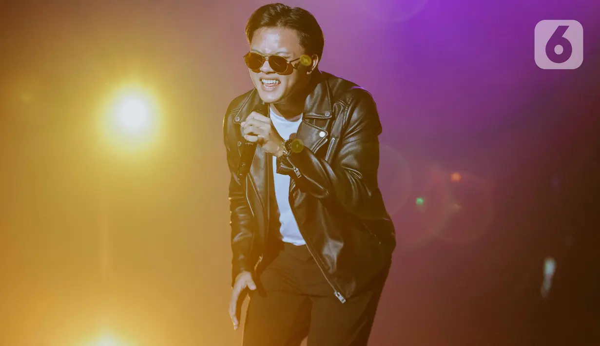 Penyanyi Rizky Febian beraksi pada Jakarta International BNI Java Jazz Festival 2020 di Jakarta, Sabtu (29/2/2020). Ardhito membawakan sejumlah lagu seperti Bila, Bitter Love, dan Fake Optics. (Liputan6.com/Faizal Fanani)
