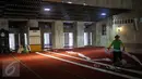 Petugas merapikan karpet untuk persiapan salat tarawih di Masjid Istiqlal, Jakarta, Rabu (17/6/2015). Warga Muslim di Indonesia bersiap menjalankan ibadah puasa 1436 H dengan ditandai pelaksanaan salat sunat tarawih. (Liputan6.com/Faizal Fanani) 