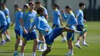 Penyerang Barcelona asal Spanyol, Lamine Yamal bersama rekan setimnya saat sesi latihan menjelang pertandingan leg pertama perempat final Liga Champions 2025/2026 melawan Atletico Madrid di lapangan latihan Joan Gamper, Sant Joan Despi, dekat Barcelona, pada Selasa 7 April 2026. Setelah sukses mengamankan kemenangan krusial dengan skor 2-1 dalam lanjutan Liga Spanyol musim 2025/2026, Barcelona akan kembali berhadapan dengan Atletico Madrid. (MANAURE QUINTERO/AFP)