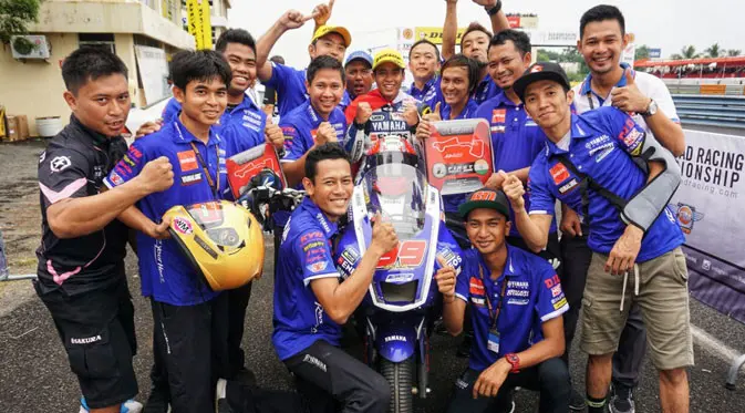 Galang Hendra Pratama bersama segenap crew dan teknisi di Yamaha Racing Indonesia (YRI).