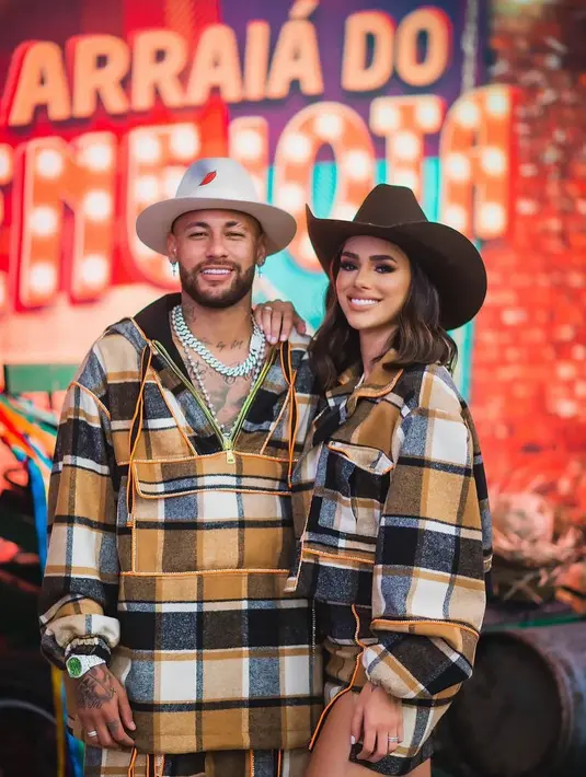 Seperti potret ini, keduanya tampil serasi mengenakan baju motif kotak-kotak nuansa coklat senada. Penampilan keduanya dipermanis dengan boater hat. [Foto: IG/brunabiancardi/neymarjr].