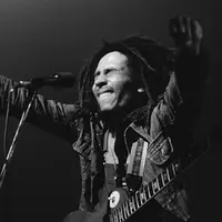 Pria berpenampilan 'sangar' dan problematikanya dalam kehidupan sehari-hari.