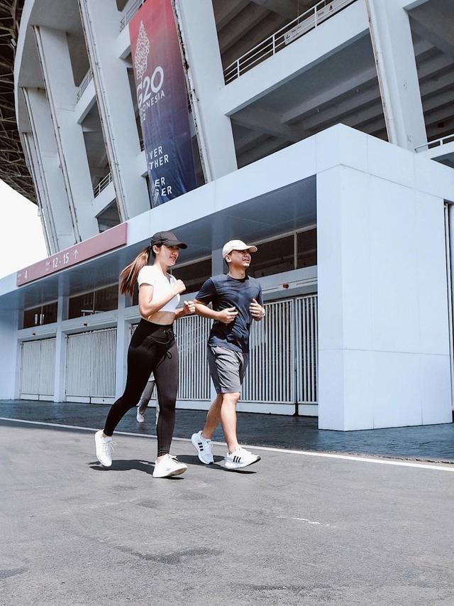 Raditya Dika dan Anissa Aziza Jogging Bareng