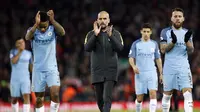 Para pemain Manchester City dan pelatih Pep Guardiola memberikan salam kepada fans usai kalah dari Liverpool pada lanjutan Premier League di Stadion Anfiel, (31/12/2016). (Reuters/Phil Noble) 