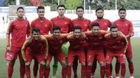 Para pemain Timnas Indonesia U-22 foto bersama sebelum melawan Thailand pada laga SEA Games 2019 di Stadion Rizal Memorial, Manila, Selasa (26/11). Indonesia menang 2-0 atas Thailand. (Bola.com/M Iqbal Ichsan)