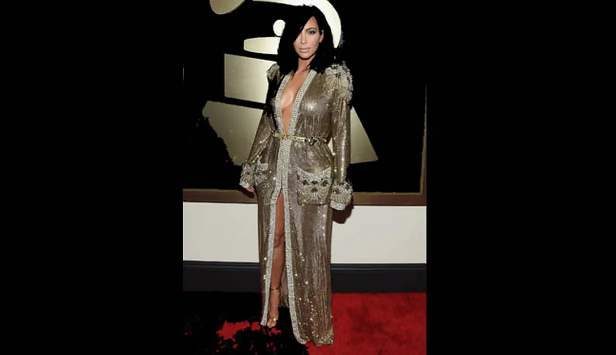 Kim Kardashian tampil super seksi di ajang Grammy Awards ke-57 di Staples Center, Los Angeles, AS, Minggu (8/2/2015). (Larry Busacca/Getty Images)