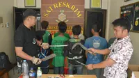Polresta Solo menangkap suporter Persebaya Surabaya yang membawa barang terlarang selama penyelenggaraan 8 besar Piala Presiden 2018. (Liputan6.com/Fajar Abrori)