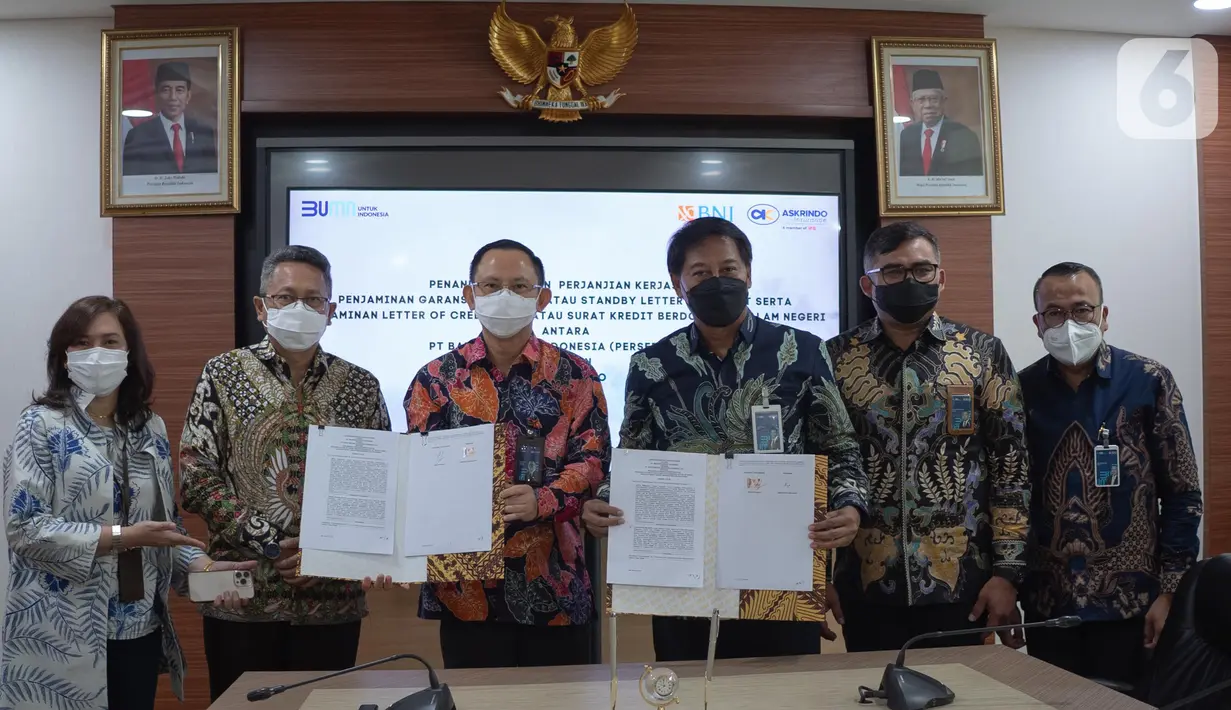 Jajaran Direksi PT Askrindo dan Pemimpin Divisi Hubungan Kelembagaan 2 BNI menunjukan naskah Perjanjian Kerja Sama Penjaminan Garansi Bank Dan/Atau Standby Letter Of Credit Serta Penjaminan Letter Of Credit Dan / Atau Surat Kredit Berdokumen Dalam Negeri di Jakarta (5/4/2022).(Liputan6.com/HO/Iqbal)