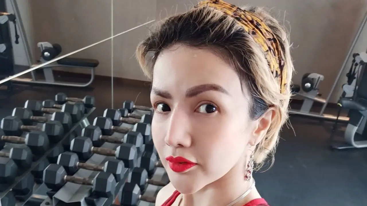 6 Potret Barbie Kumalasari Tanpa Wig, Bikin Pangling