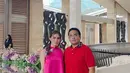 Keduanya juga merayakan Imlek bersama dengan gaya menggemaskan. Anak Hotman Paris tampil dengan polo shirt merah dipadu celana jeans, sedangkan Chen Giovani dengan atasan bersiluet cheongsam berwarna merah muda, dipadunya dengan celana panjang putih. Foto: Instagram.