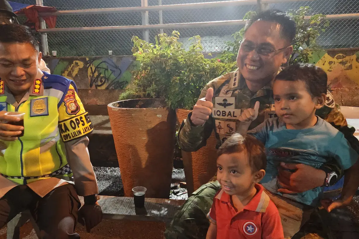 Kapolres Metro Depok, Kombes Abdul Waras bersama Dandim 0508 Depok, Kolonel Triano Iqbal menikmati segelas kopi sambil bercengkrama dengan masyarakat.