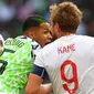 Bek Nigeria, William Troost-Ekong, duel udara dengan striker Inggris, Harry Kane, pada laga persahabatan di Stadion Wembley, London, Sabtu (2/6/2018). Inggris menang 2-1 atas Nigeria. (AFP/Ben Stansall)