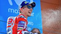 Pebalap Ducati, Jorge Lorenzo, diprediksi bisa meraih kemenangan sebelum MotoGP 2017 berakhir. (Bola.com/Twitter/lorenzo99)