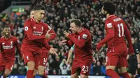 Penyerang Liverpool, Roberto Firmino berselebrasi bersama rekannyya usai mencetak gol ketiganya lewat titik penalti ke gawang Arsenal pada lanjutan Liga Inggris di Anfield Stadium (29/12). Liverpool menang telak atas Arsenal 5-1. (AP Photo/Rui Vieira)