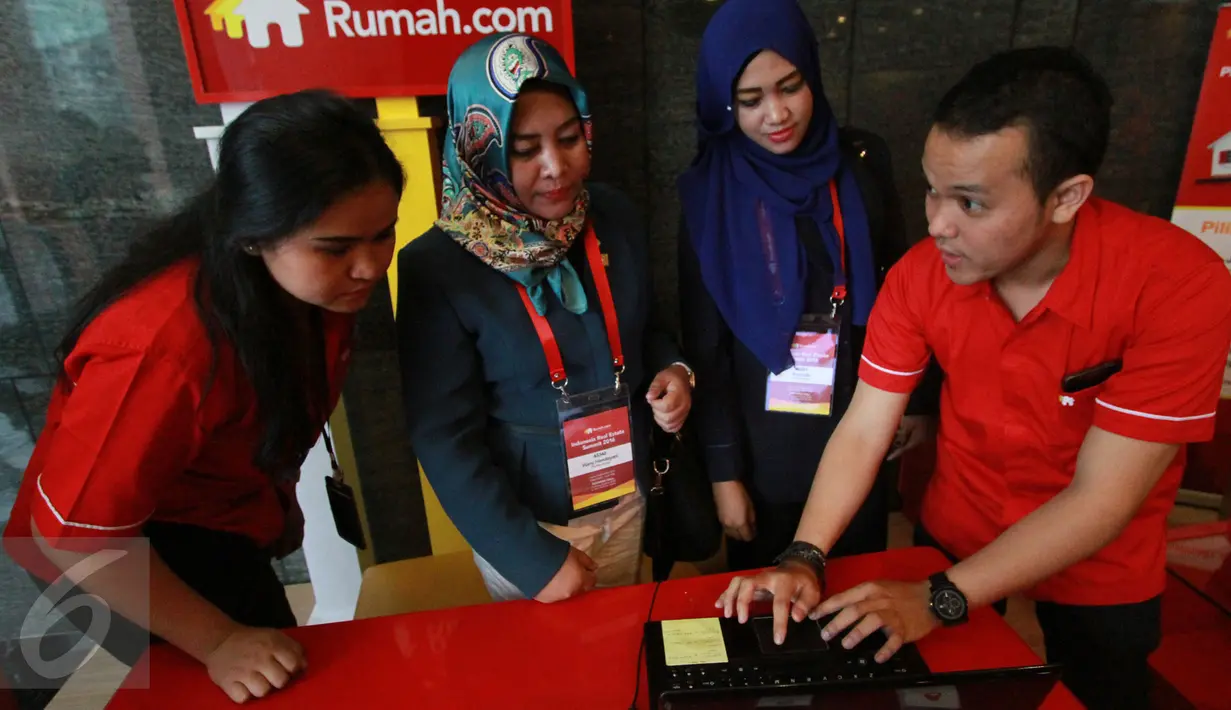Petugas memberikan layanan pelanggan seputar situs Rumah.com di sela gelaran Rumah.com Indonesia Real Estate Summit 2016 di Jakarta, Kamis (8/12). (Rumah.com)