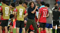 Pelatih kepala Korea Selatan, Hong Myung-bo, berbicara kepada para pemainnya selama jeda minum dalam pertandingan Grup A Piala Dunia 2026 antara Afrika Selatan dan Korea Selatan di Stadion Monterrey di Guadalupe, Meksiko, pada 25 Juni 2026. (Yuri Cortez/AFP)
