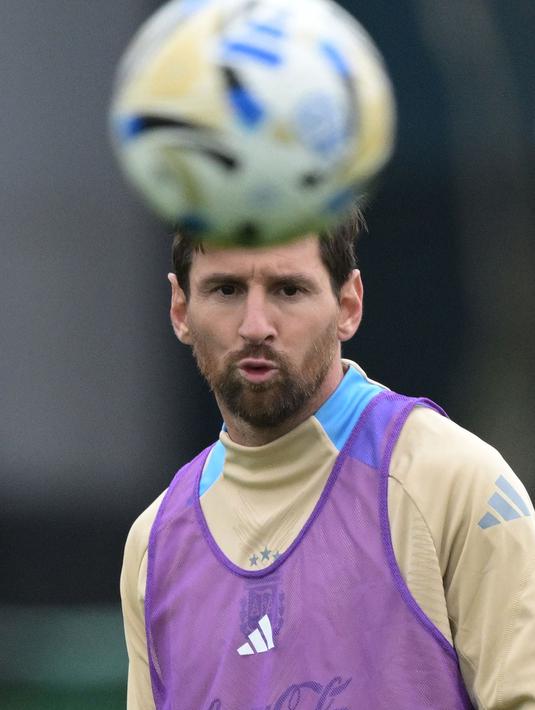 Pertandingan melawan Venezuela disebut-sebut menjadi momen bagi warga Buenos Aires untuk memberikan penghormatan terakhir kepada sang bintang, Lionel Messi. (JUAN MABROMATA/AFP)