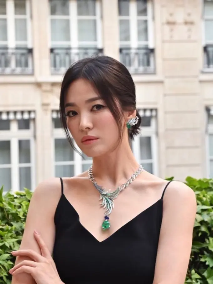 Detail Kalung dan Anting Mahal Song Hye Kyo yang Pancarkan Pesona Princess di Paris