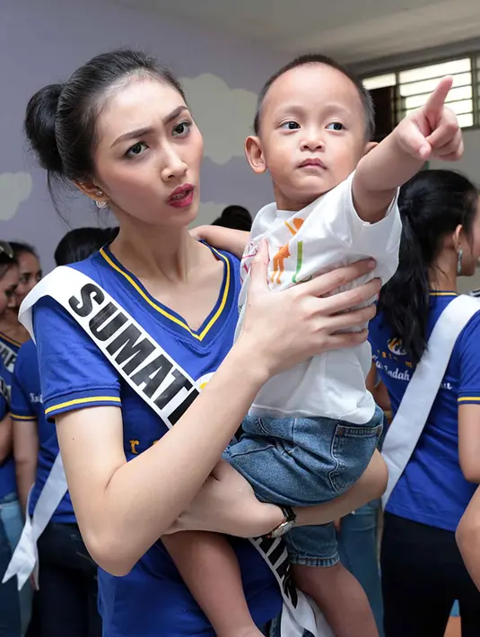 Selain bermain bersama dengan anak-anak, dalam acara itu juga diisi dengan pemberian sumbangan dari YPI dan Mustika Ratu. Selain memberikan sejumlah uang, makanan siap saji serta membagikan buku cerita. (Deki Prayoga/Bintang.com)