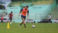 Pemain asing kelima Arema FC, Charles Raphael muncul dalam sesi latihan di Stadion Gajayana, Malang, Rabu (28/6/2023). (Bola.com/Iwan Setiawan)