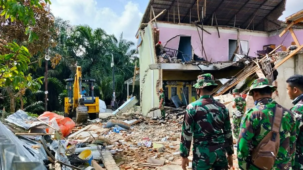 Puing-puing rumah rusak karena tertimpa pesawat jatuh dibersihkan oleh personel Lanud Roesmin Nurjadin.