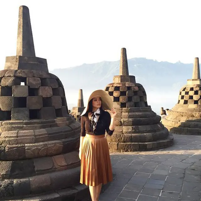 Potret Beda Gaya 6 Penyanyi Cewek Liburan di Candi Borobudur, Tampak Kece
