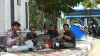 Tenda yang dibangun mahasiswa di depan Polda Sulawesi Tenggara, sejak 2 Oktober 2019 hingga Minggu (20/10/2019).(Liputan6.com/Ahmad Akbar Fua)