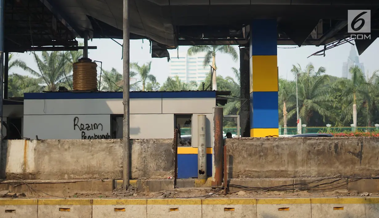 Kondisi Gerbang Pejompongan tol dalam kota yang rusak akibat dibakar massa di Jakarta, Rabu (25/9/2019). Terbakarnya gerbang tol tersebut saat unjuk rasa yang menolak UU KPK dan RUU KUHP di depan gedung DPR Senayan berujung ricuh. (Liputan6.com/Immanuel Antonius)