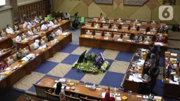 Menteri Tenaga Kerja Ida Fauziah mengikuti rapat dengar pendapat dengan Komisi IX DPR di Komplek Parlemen, Jakarta, Rabu (7/4/2021). Dalam rapat tersebut Komisi IX menyampaikan bahwa Kementerian Tenaga Kerja agar memperhatikan nasib kesejahteraan wartawan. (Liputan6.com/Angga Yuniar)