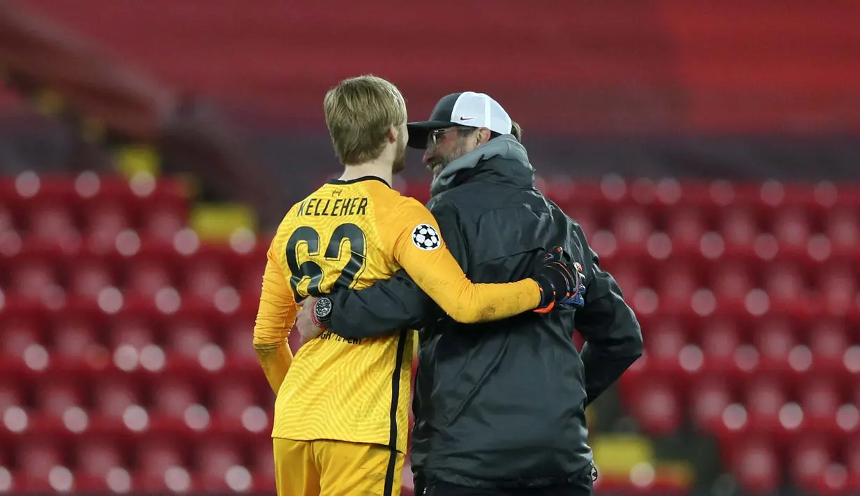 Kiper Liverpool, Caoimhin Kelleher, berbincang dengan pelatih Jurgen Klopp saat melawan Ajax Amsterdam di Stadion Anfield, Rabu (2/12/2020). Kiper ketiga The Reds itu tampil memukau dan membawa Liverpool menang atas Ajax. (Peter Byrne/Pool via AP)