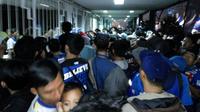 Bobotoh Persib berdesakan masuk ke Stadion Siliwangi pada acara launching tim Persib, Minggu (2/4/2017). (Bola.com/Rizki Hidayat)