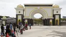 Awak media menunggu di luar Istana Nasional saat Perdana Menteri Malaysia Muhyiddin Yassin bertemu dengan raja di Kuala Lumpur, Malaysia, Senin (16/8/2021). Hari ini adalah hari terakhir Muhyiddin menjabat sebagai PM Malaysia, meski ia masih akan menjadi PM interim. (AP Photo/FL Wong)