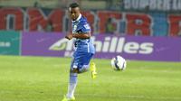Pemain Persib Bandung, David Laly beraksi saat melawan  Bali United  pada laga semifinal Piala Torabika Bhayangkara di Stadion Si Jalak Harupat, Bandung, Rabu (30/3/2016). (Bola.com/NIcklas Hanoatubun)